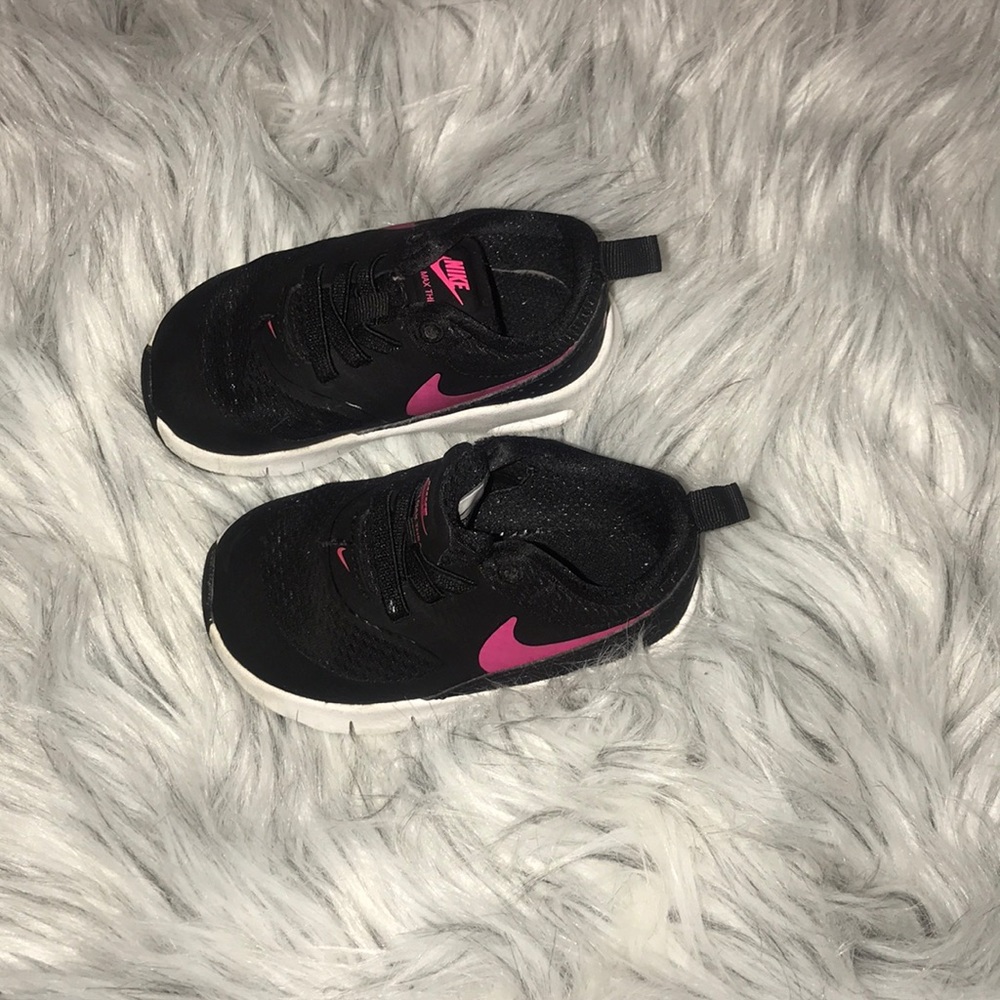 Nike sneakers black and pink